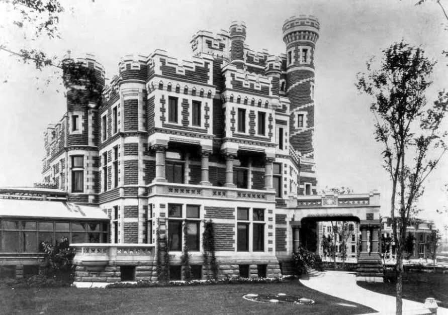 The Potter and Bertha Palmer mansion at 1350–1360 N Lake Shore Drive